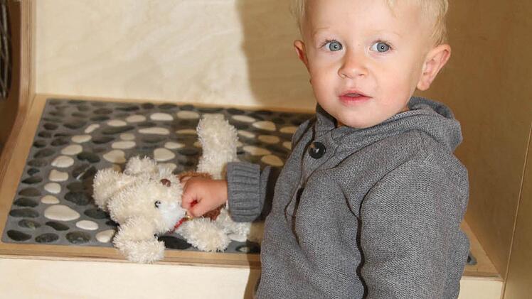 Rafael erkundet die unterschiedlichen Materialien. Foto: Sonja Adam