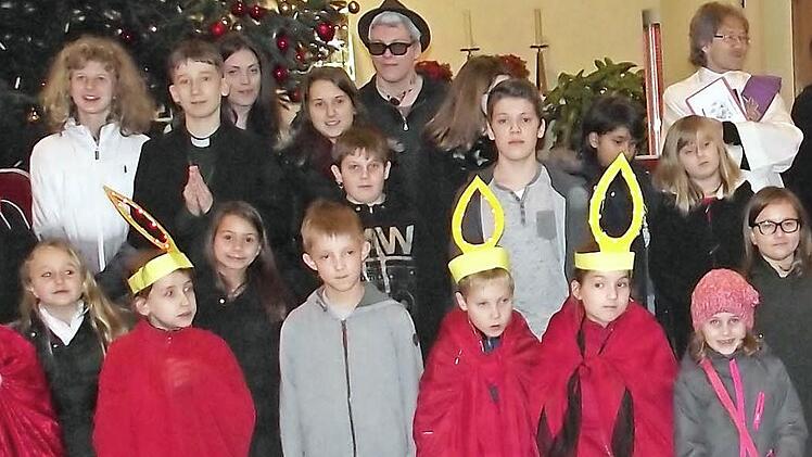 Die Mitwirkenden - hier die meisten Akteure und die Verantwortlichen - im Altarraum von Sankt Josef  Foto: D. Wolf