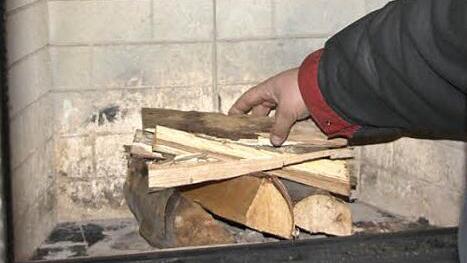 2. In einem kleinen Feuerraum kann das Holz - anders als auf dem Bild - einfach übereinandergestapelt werden.