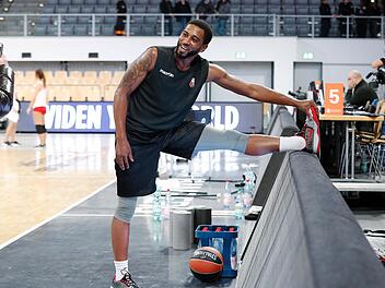 Jerel McNeal bei Dehnübungen in der Brose-Arena Foto: Daniel Löb
