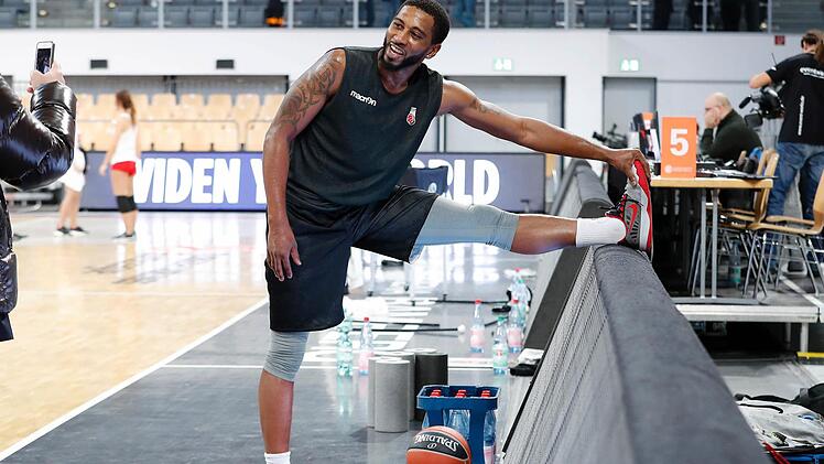 Jerel McNeal bei Dehnübungen in der Brose-Arena Foto: Daniel Löb