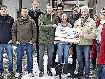 Schriftführerin Barbara Beyer, Schatzmeister Hans Beyer und Tierheimleiterin Susanne Schilling (vorne, von rechts) dankten dem Trebgaster "Strohberta"-Team für die großzügige Spende.  Foto: Dieter Hübner