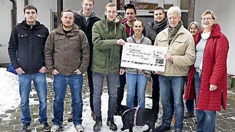 Schriftführerin Barbara Beyer, Schatzmeister Hans Beyer und Tierheimleiterin Susanne Schilling (vorne, von rechts) dankten dem Trebgaster "Strohberta"-Team für die großzügige Spende.  Foto: Dieter Hübner