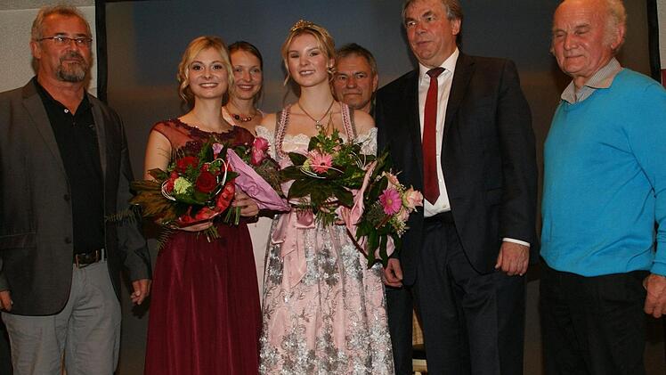Strahlende Gesichter in Sand (von links): Roland Mahr (Weinfest-Komitee), die scheidende Weinprinzessin Elisabeth Goger, die frühere Weinkönigin Marion Wunderlich, die neue Sander Weinprinzessin Anna-Lena Gottschalk, Ernst Albert (Weinfest-Komitee), Bürgermeister Bernhard Ruß und Rudi Ruß als Vertreter der Sander Winzer.