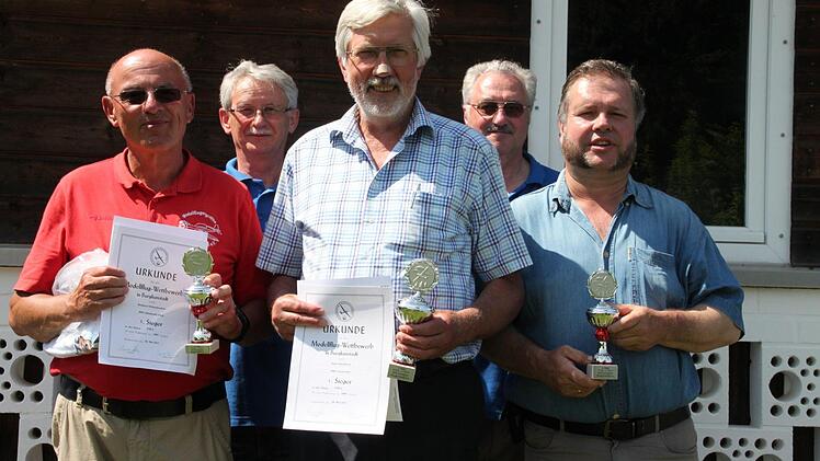 Auf dem Siegertreppchen landeten (vorne von links) Reinhard Holzenleuchter (3. Platz/MFG Traunstein), Hans Schelshorn (1. Platz/MFSG "Boarische Adler" Mittenwald) und Martin Hager (2. Platz/MBC Traunstein). Darüber freuen sich (hinter von links) Werner Hahn und sein Stellvertreter Rudolf Mager von der SFG Kordigast Burgkunstadt.