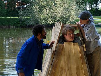 Eine Aufnahme von den Proben: Pascal Averibou als Jim, Valentin Kärner als Herzog und Susanna Bauernfeind als Huck  Foto: Chapeau Claque
