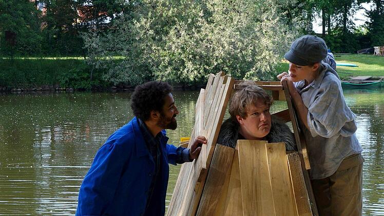 Eine Aufnahme von den Proben: Pascal Averibou als Jim, Valentin Kärner als Herzog und Susanna Bauernfeind als Huck  Foto: Chapeau Claque
