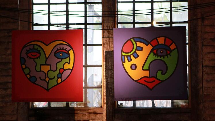 Der New Yorker Pop-Art-Künstler Billy The Artist lockte zahlreiche Besucher in die alte Pakethalle in Coburg. Foto: Jochen Berger