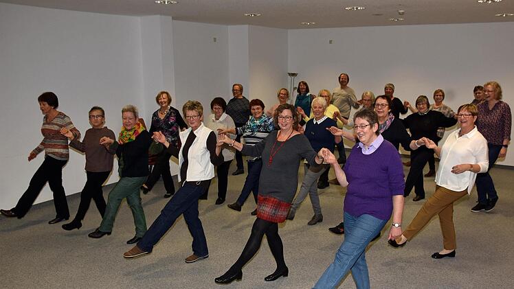Groß war das Interesse an den Angeboten des Mehrgenerationenhauses in Haßfurt, hier die Tanzkreisleiterinnen Christine Poepperl (zweite Reihe, rechts) und Christine Pecht (vorne, links), die mit dem "Tanz mit - bleib fit"-Tanzkreis der Generationen und einigen Gästen verschiedene Tänze einstudierten.Ulrike Langer