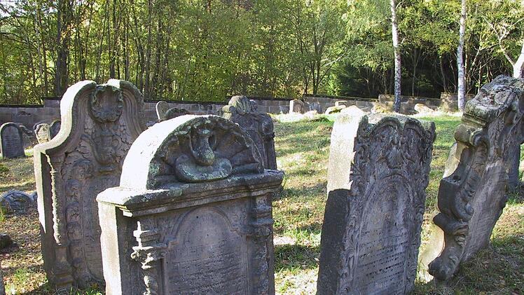 Der &auml;lteste Grabstein auf dem j&uuml;dischen Friedhof von Burgkunstadt von 1632 im Barockstil. Die Inschrift ist nur hebr&auml;isch, erst 19. Jahrhundert sind die Gravuren zweisprachig. Foto: Wolfgang Schoberth