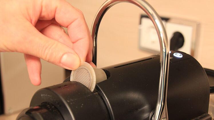 Die wiederverwendbaren Kapseln sind f&uuml;r alle Nespresso-Maschinen geeignet. Foto: Theresa Schiffl