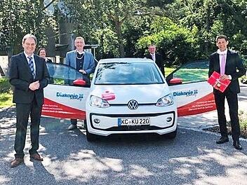 Die Diakoniestation Schmölz freut sich über ihr neues Sparkassen-Mobil. Der flotte Flitzer wurde von Pfarrer Gerald Munzert - 1. Vorsitzender des Diakonievereins Schmölz (dritter von links) aus Händen von Kronachs Landrat Klaus Löffler (links) und Sparkassen-Vorstand Steffen Potstada (rechts) in Empfang genommen.  Foto: Sparkasse Kulmbach-Kronach