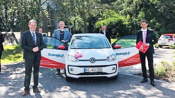 Die Diakoniestation Schmölz freut sich über ihr neues Sparkassen-Mobil. Der flotte Flitzer wurde von Pfarrer Gerald Munzert - 1. Vorsitzender des Diakonievereins Schmölz (dritter von links) aus Händen von Kronachs Landrat Klaus Löffler (links) und Sparkassen-Vorstand Steffen Potstada (rechts) in Empfang genommen.  Foto: Sparkasse Kulmbach-Kronach
