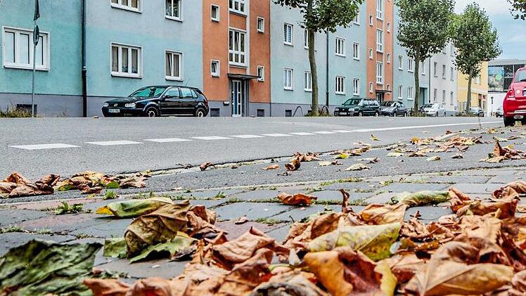 Wenn der Sommer auf Herbst macht: In der Lichtenhaidestraße werfen die Platanen ihre Blätter ab.  Matthias Hoch