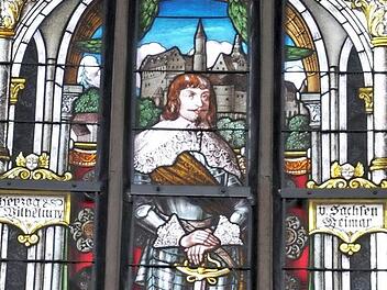 Auf einem Fensterbild im Chorraum der Marienkirche in Königsberg ist Herzog Wilhelm von Sachsen-Weimar zu sehen.  Foto: Gerold Snater
