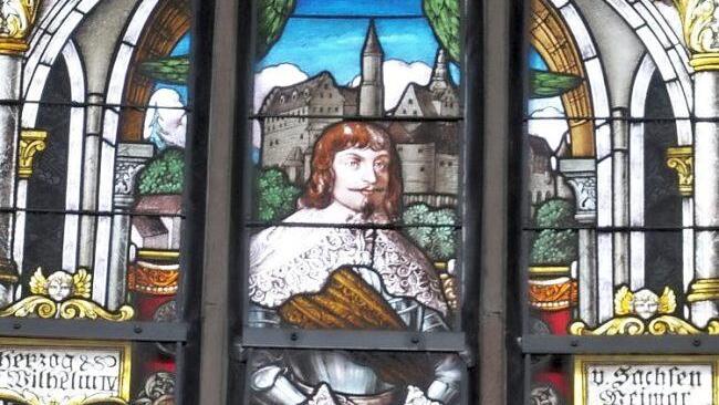 Auf einem Fensterbild im Chorraum der Marienkirche in Königsberg ist Herzog Wilhelm von Sachsen-Weimar zu sehen.  Foto: Gerold Snater
