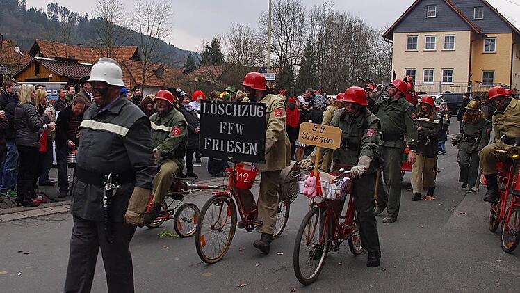 Es wird marschiert: der Löschzug der FFW Friesen