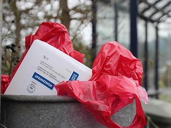 Wenn Hausmüll im öffentlichen Papierkorb landet, wie hier am Kronacher Schulzentrum, ist das den Stadtwerken ein Dorn im Auge. Foto: Marco Meißner