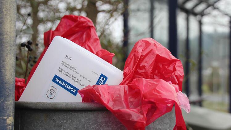 Wenn Hausmüll im öffentlichen Papierkorb landet, wie hier am Kronacher Schulzentrum, ist das den Stadtwerken ein Dorn im Auge. Foto: Marco Meißner