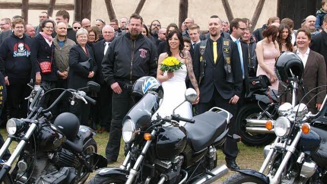 Gruppenbild mit Hubraum: Am 1. Mai haben Katja Kupek und Florian Griebel in der Alten Sch&auml;ferei in Ahorn geheiratet. Mehr als 100 Biker sind dabei. Foto: Christoph Winter