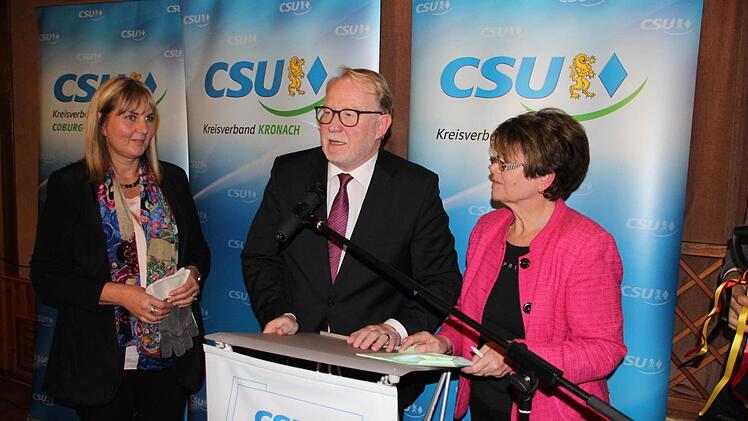 Hans Michelbach dankte den Delegierten für das Traumergebnis von 96 Prozent Zustimmung. Mit im Bild Coburgs Zweite Bürgermeisterin Birgit Weber (links) und Wahlleiterin Elke Protzmann.  Foto: Friedwald Schedel
