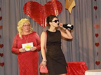 Überraschend torkelt Angela (Krissi Secknus, rechts), die Frau eines Konzernvorstands, versehentlich in die Show von Gloria Kaballes (Hedi Neubert, links).  Foto: Mathias Erlwein