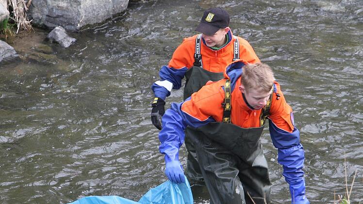 Hannes Dollhopf und Niels Pajonk gehörten zur Feuerwehrtruppe. Sie waren so ausgestattet, dass sie sogar durch den Bach waten konnten.