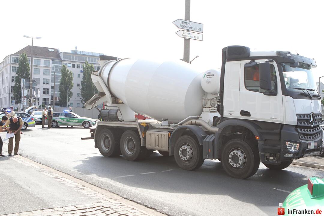 Betonmischer erfasst Fahrradfahrerin: Frau lebensgefährlich verletzt - Unfallhergang noch absolut unklar – Rückstau durch Umleitung des Verkehrs