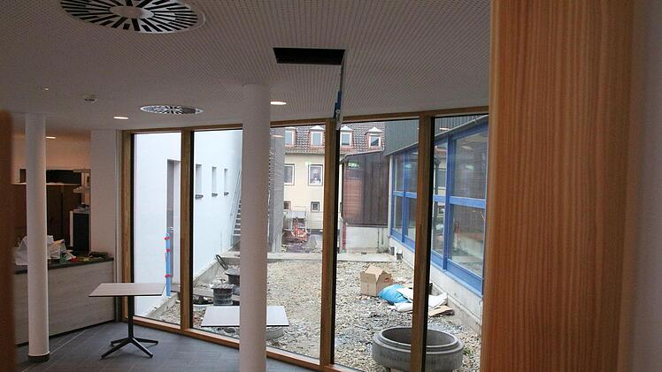 Das Bistro im Eingangsbereich zur Saunalandschaft. Die Außenanlagen sind noch nicht ganz fertig.Foto: Ulrike Nauer