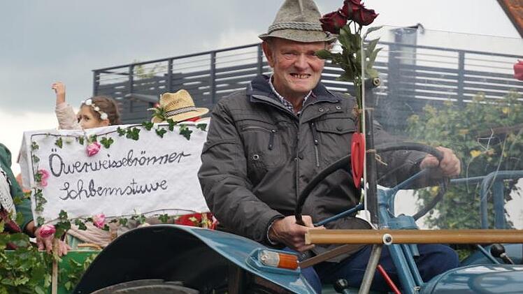 So kennen ihn die Menschen in der Rhön: Mit dem Lanz-Traktor bei Festzügen. Hermann Ziegler feiert am 21. Februar seinen 75. Geburtstag. Das Bild entstand beim Festzug zum Oktoberfest im Weisbach. Marion Eckert