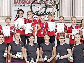 Großartige Erfolge feierte der Radsportverein "Solidarität" Reuth beim Bayern-Pokal in Weißenbrunn. Das Bild zeigt die jeweils erfolgreichen Teams zusammen mit (von links): Vorsitzendem und Sportleiter Thomas Bittruf, Trainerin Silvia Bittruf, und (von rechts): stellv. BLSV-Kreisvorsitzenden Hartmut Nenninger, sowie den Trainern Tobias Backer und Sonja Häublein.  Foto: Dieter Wolf