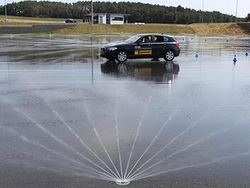 Auf nasser Fahrbahn mussten die Teilnehmer mit Sommer- und Winterreifen ihr Können zeigen. Foto: Evi Seeger