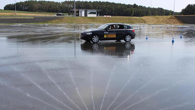 Auf nasser Fahrbahn mussten die Teilnehmer mit Sommer- und Winterreifen ihr Können zeigen. Foto: Evi Seeger