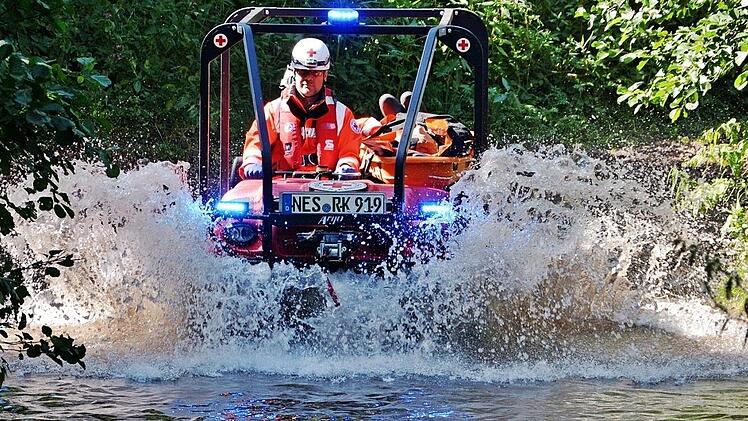Das Argo, ein Amphibienfahrzeug, das 2017 für Unterfranken beim BRK Rhön-Grabfeld in Dienst gestellt wurde, transportierte den "Verletzten" durch das Wasser zum Rettungsdienst.