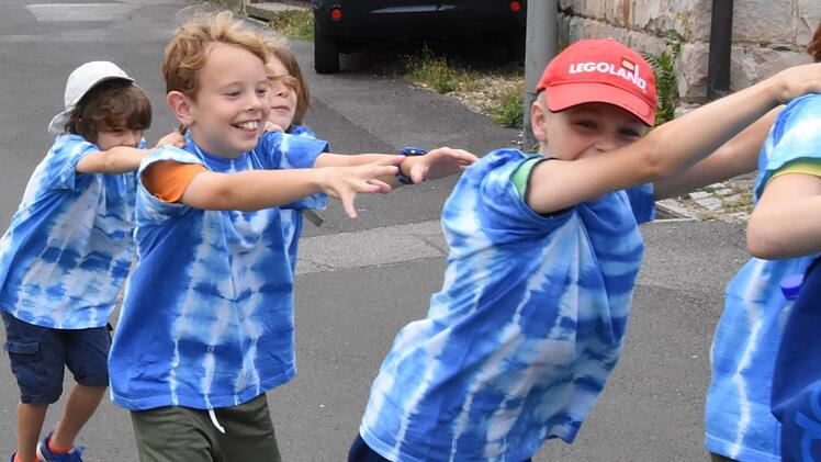 Ferienbetreuung der Verwaltungsgemeinschaft Ebelsbach. Die Kinder laufen zum nächsten Punkt der Schatzsuche. Foto: Christoph Wiedemann