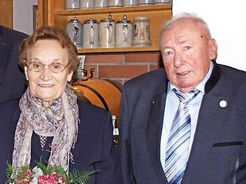 Das Fest der Diamantenen Hochzeit feierten am Samstag in Theinheim die Gastwirts-Eheleute Hermann und Gertrud Bayer.  Foto: Sabine Weinbeer