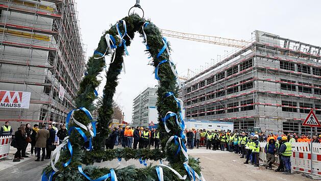 Die Richtkrone hing an einem der zahlreichen Kr&auml;ne auf der Baustelle.      Foto: Siemens