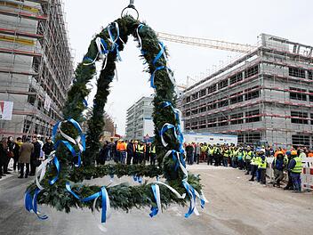 Die Richtkrone hing an einem der zahlreichen Kräne auf der Baustelle.      Foto: Siemens