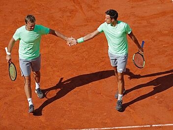 Kevin Krawietz (links) und Andreas Mies harmonierten im Halbfinale der French Open optimal. Mit 7:5 und 6:3 besiegten sie ihre argentinischen Gegner.dpa