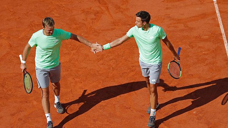 Kevin Krawietz (links) und Andreas Mies harmonierten im Halbfinale der French Open optimal. Mit 7:5 und 6:3 besiegten sie ihre argentinischen Gegner.dpa