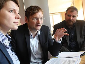 Große Herausforderungen für die Region und ihre Schienen sahen auf diesem Bild Emmi Zeulner (MdB), Staatsminister Hans Reichhart und der Coburger Martin Mittag (MdL). Foto: Markus Häggberg