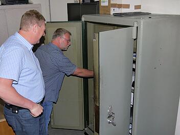 Also da is nix: Michael Keilich und Heiko Lech (rechts) schauen sicherheitshalber mal im alten Tresor der Gemeinde nach - aber Geld, das in der jetzigen Zeit der unsicheren Kommunalfinanzen helfen könnte, finden sie da nicht. Foto: Berthold Köhler