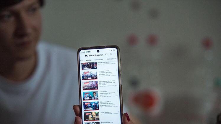 Alexej Schwarz hat auf seinem Smartphone mehrere Videos von seinen Verhaftungen und seinen Protest-Aktionen in Russland gespeichert.