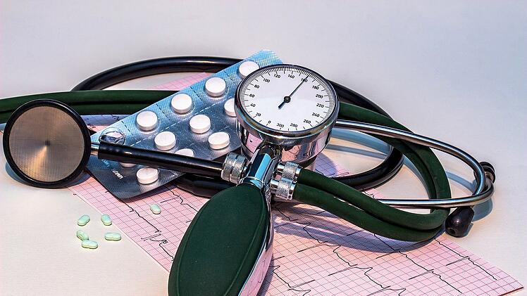 Eine Studie zeigte, dass die abendliche Einnahme von Blutdrucksenkern gesundheitliche Vorteile mit sich bringen kann.