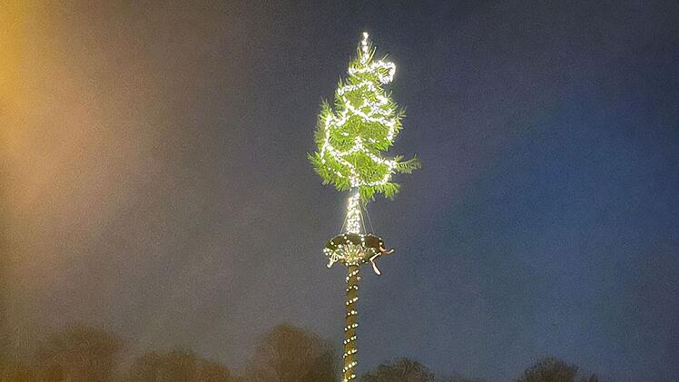 Neufang: Dorfbewohner errichten 16 Meter hohen Weihnachtsbaum