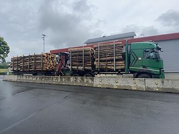 Kreis Kronach: Fünf Tonnen zu schwer - Polizei erwischt überladenen Holztransporter