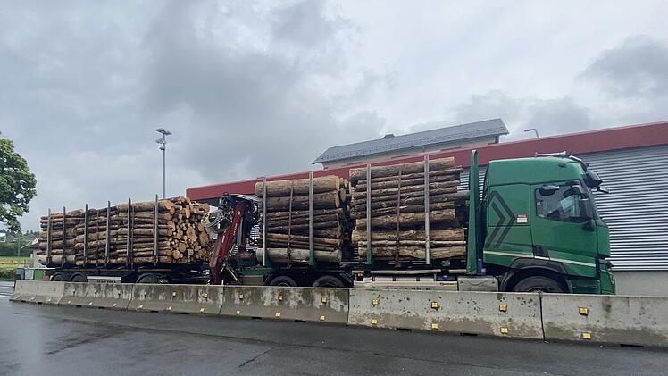 Kreis Kronach: Fünf Tonnen zu schwer - Polizei erwischt überladenen Holztransporter