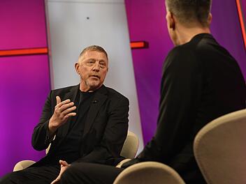 "2025! Menschen, Bilder, Emotionen" Boris Becker berichtete im Gespräch mit Moderator Steffen Hallaschka von seiner Zeit in Haft.