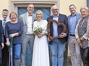 Die Zweite B&uuml;rgermeisterin der Gemeinde Kalchreuth, Steffi Igel, bei der Hochzeit mit ihrem Lebenspartner Thomas in Adelsdorf.