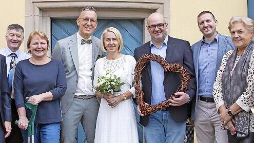 Die Zweite B&uuml;rgermeisterin der Gemeinde Kalchreuth, Steffi Igel, bei der Hochzeit mit ihrem Lebenspartner Thomas in Adelsdorf.